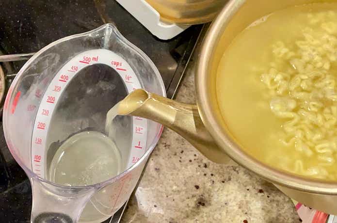 韓国麺の湯切り、計量