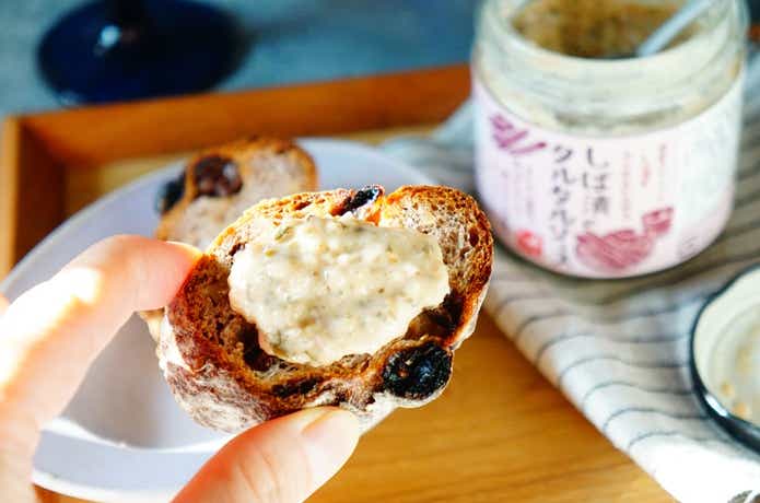 カルディしば漬のタルタルソースを茹でバゲットにトッピング