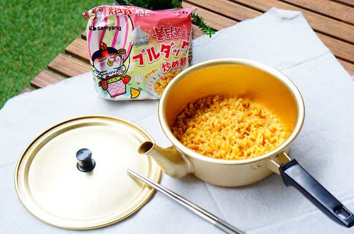 やかん鍋でブルダックを調理した様子