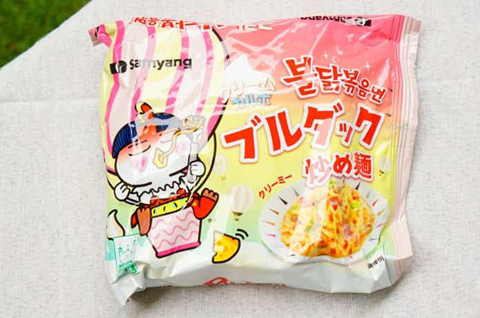 韓国麺ブルダックのパッケージ