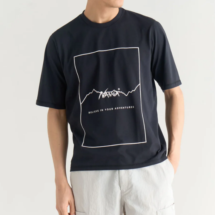 ナンガ「ドライミックス フレームロゴTシャツ」を被る男性