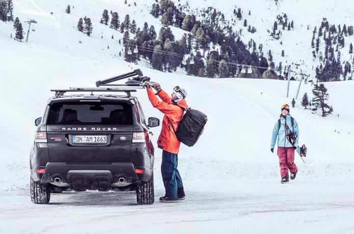 スーリー スキー用/スノーボード用ラック Thule SnowPack Extenderにスノーボードを乗せる