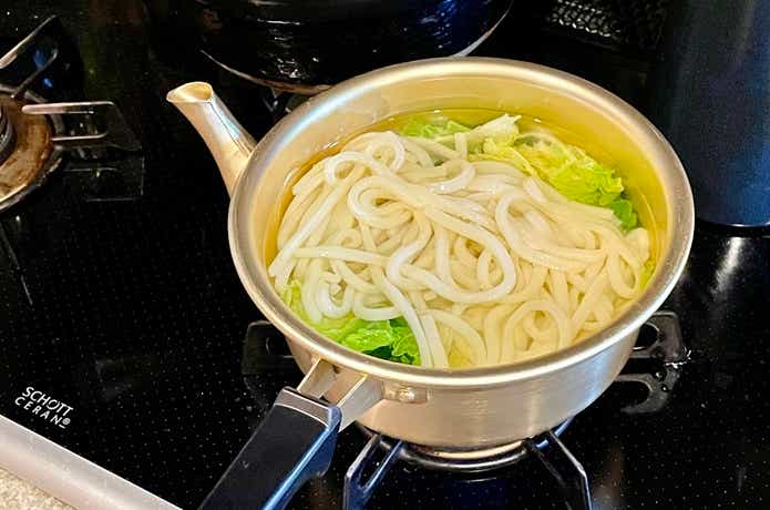 やかん鍋でうどんを茹でている様子
