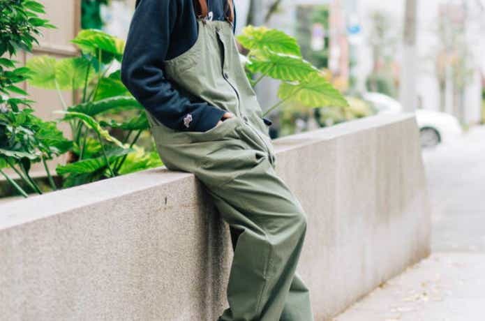 オーバーオールを着ている男性