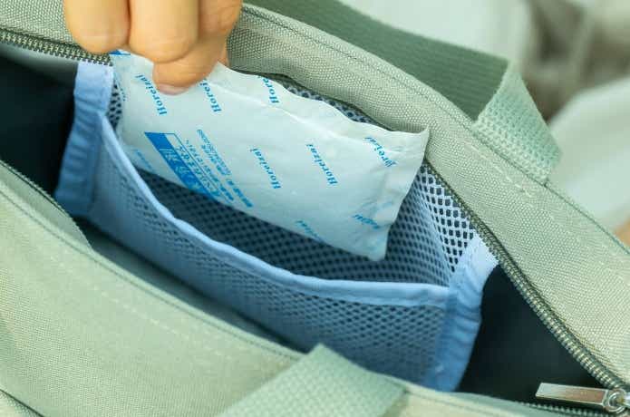 メッシュポケットに保冷剤を入れた様子
