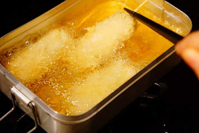 メスティンで揚げ物をしている様子
