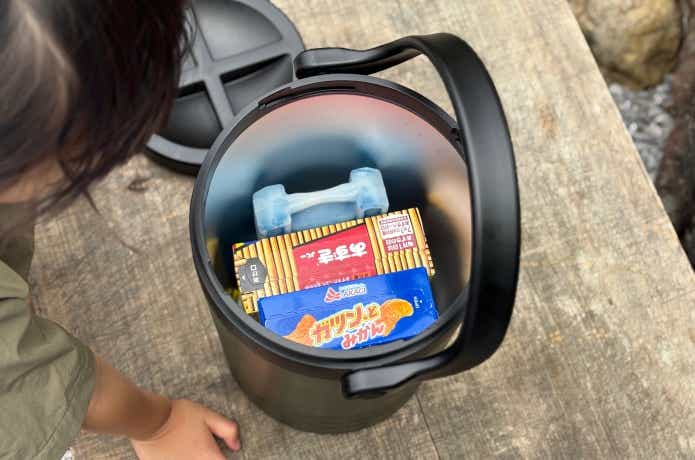 アウトドアアイスストレージに箱アイスと小さい保冷剤が入れてある