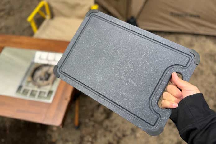 PPカッティングボード Mを手に持つ