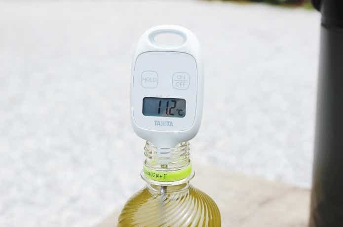 ペットボトルに温度計を挿している