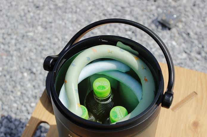 アウトドアアイスストレージの上にネッククーラーを入れてある