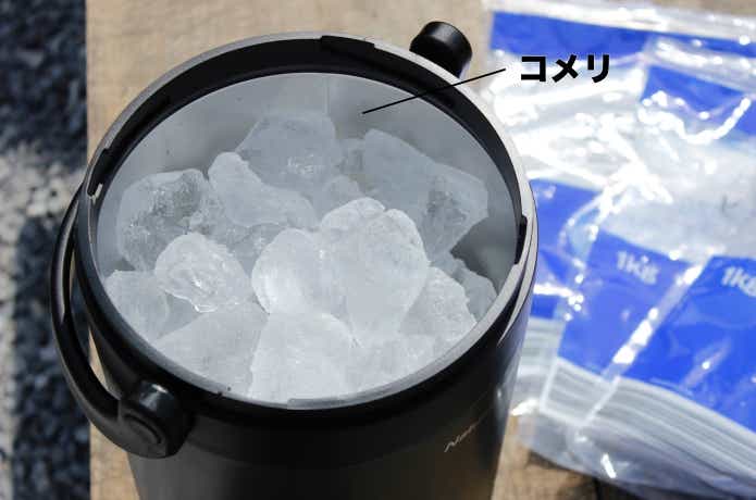 アウトドアアイスストレージに氷を直入れしている