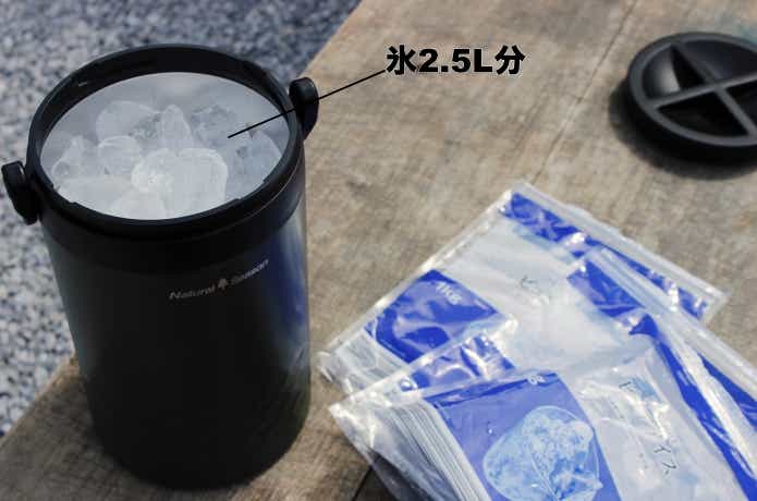 アウトドアアイスストレージに氷を入れている