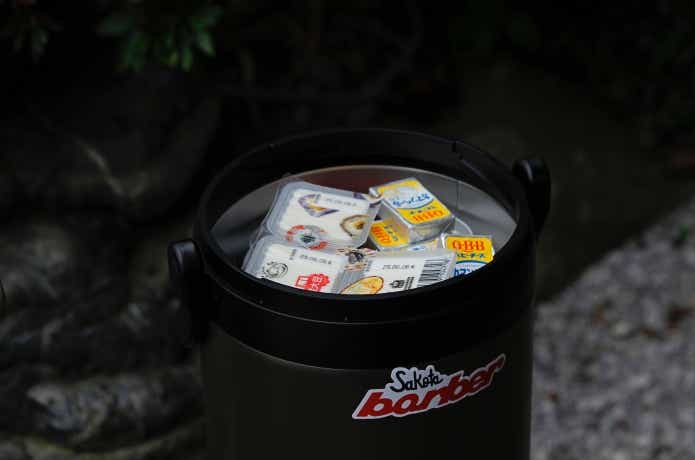 アウトドアアイスストレージに食材を入れている