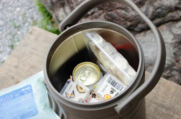 ラウンド真空ハイブリッドコンテナにソロキャンプ用の食材を入れている