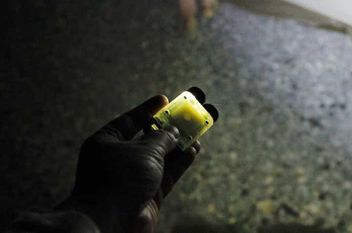 マイクロライトデュアルを懐中電灯のように使っている