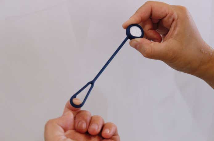 ボタンスリングを引き延ばしている