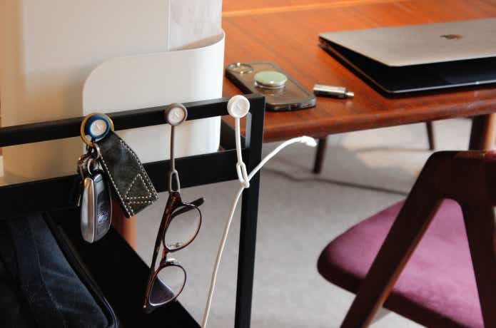 ラックにボタンスリングでメガネなどをぶら下げている