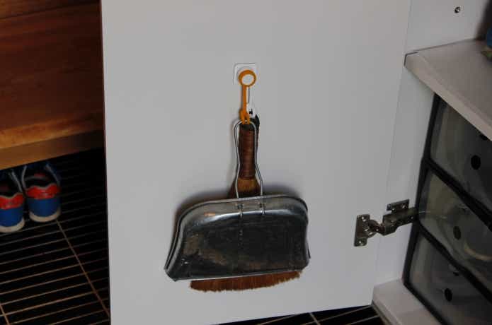 ボタンスリングでほうきを吊るしている