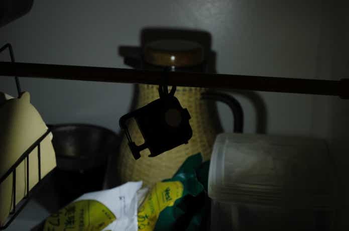 暗い収納棚を照らしている