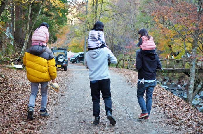 パパとこどもたちの後ろ姿