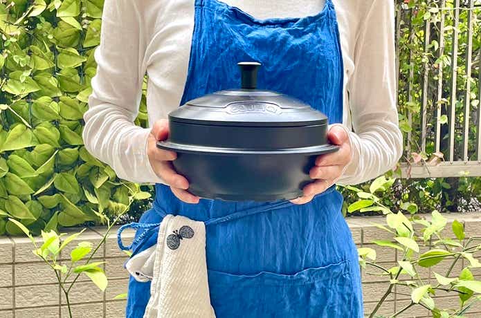 マルチカマを両手持ちしている女性