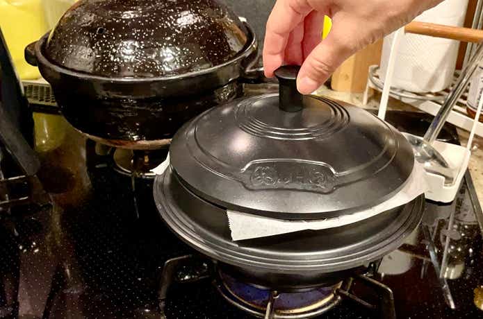 マルチカマのつまみをつまんでいる様子