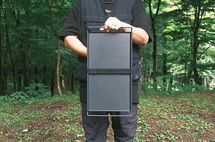 手に持った積み重ねできるテーブル