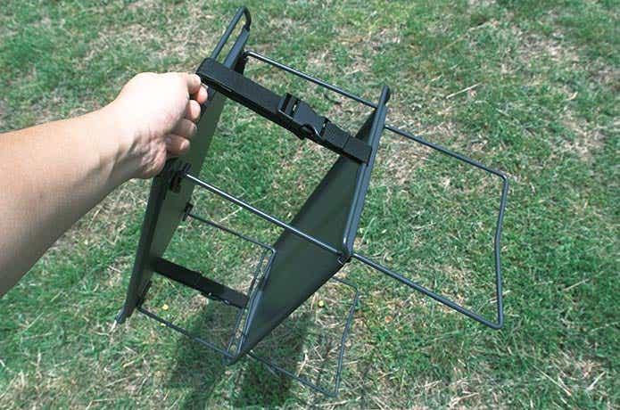 手に持ったスタッキングした積み重ねできるテーブル