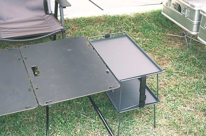 テーブルサイドの積み重ねできるテーブル