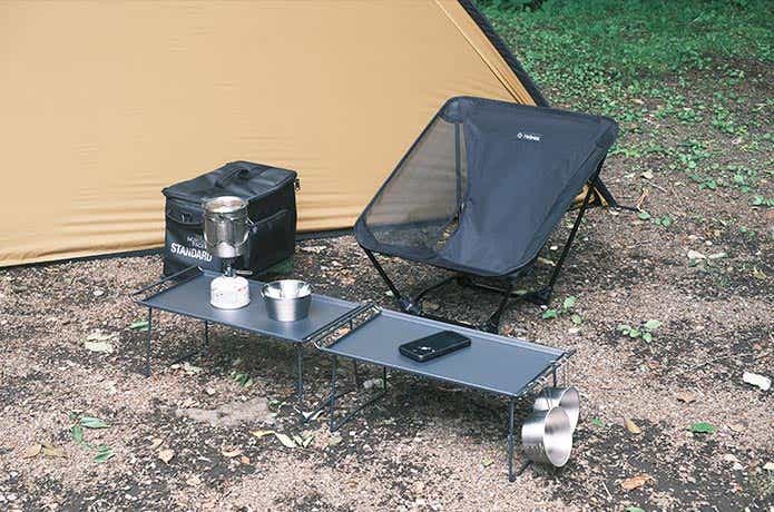 2台横並びにした積み重ねできるテーブル