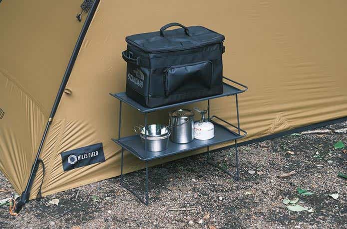 テントの前に置いた積み重ねできるテーブル