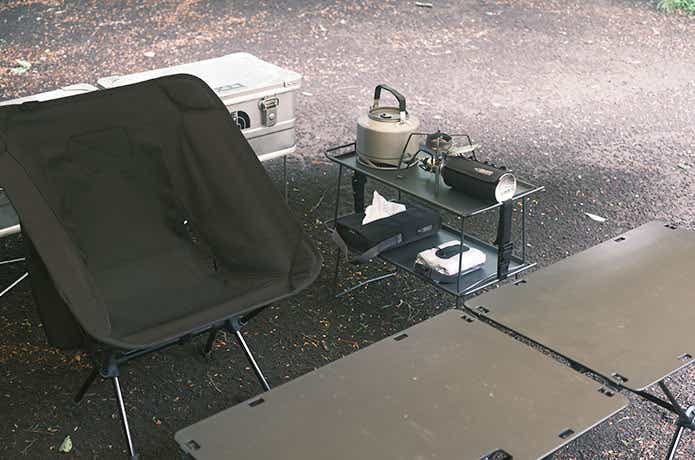 椅子の横にある積み重ねできるテーブル