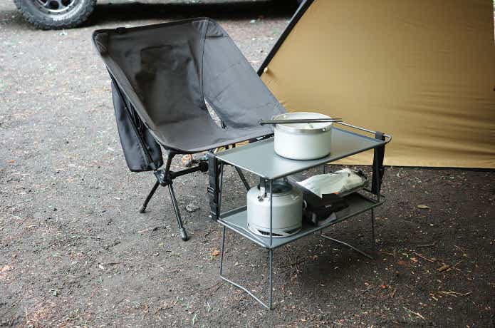 スタッキングした積み重ねできるテーブルとチェア