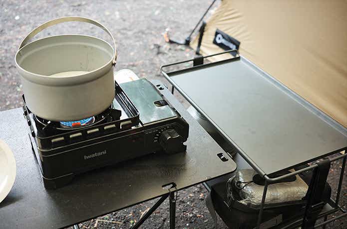 積み重ねできるテーブルと熱々の鍋