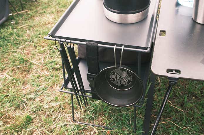 シャラカップをぶら下げた積み重ねできるテーブル