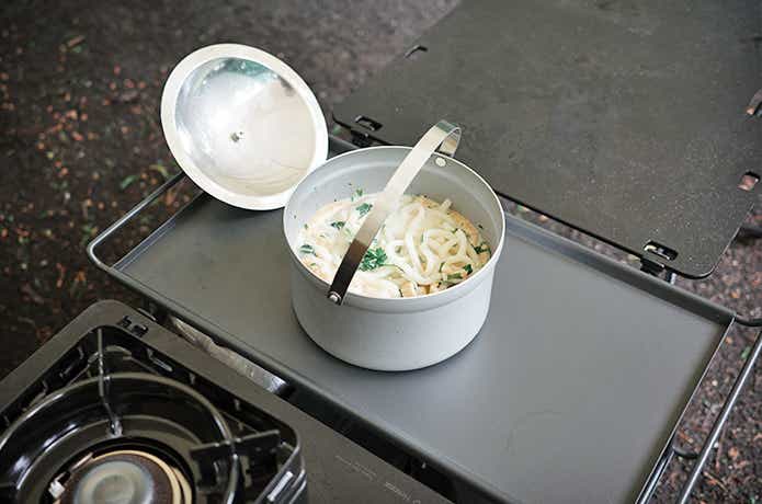 熱々の鍋を置いた積み重ねできるテーブル