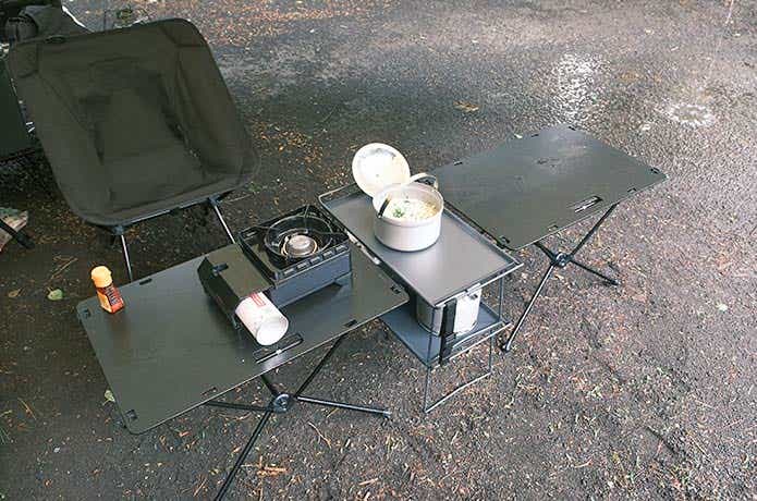 熱々の鍋を置いた積み重ねできるテーブル