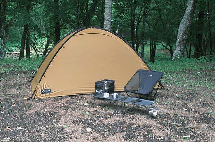 積み重ねできるテーブルを使ったキャンプサイト