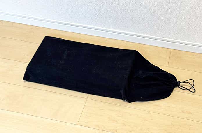 ラケットケースに入れた積み重ねできるテーブル