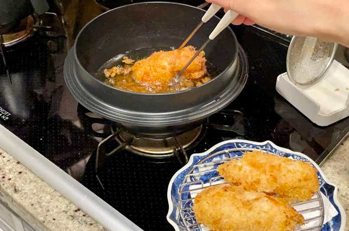 マルチカマで揚げ物をしている様子
