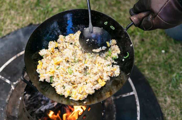 “中華鍋”がキャンプ飯を変える。焚き火と相性抜群な7モデルを厳選！
