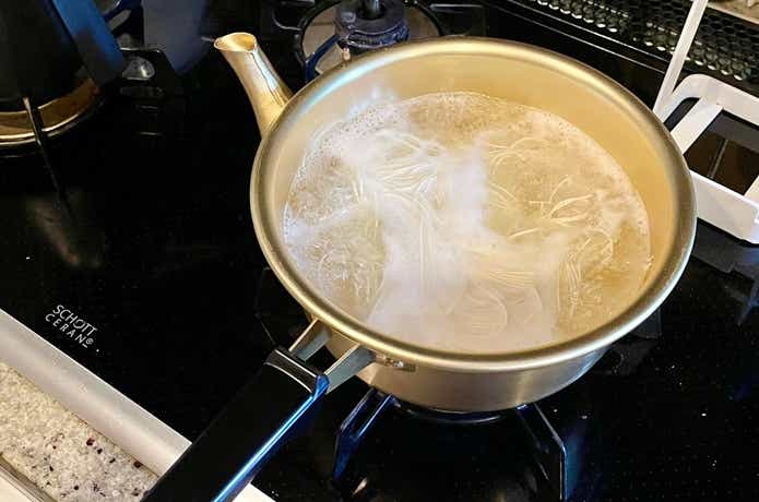 やかん鍋でそうめんを茹でている様子