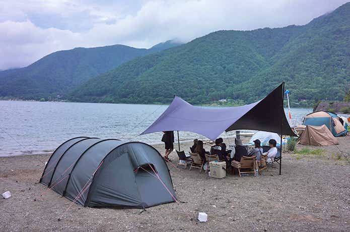 湖畔に設営したマックワンタープ