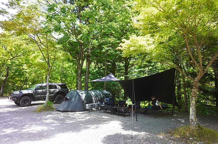 森の中に設営したマックワンタープ
