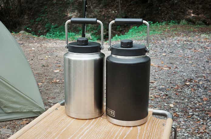 2つのランブラーステンレスジャグ