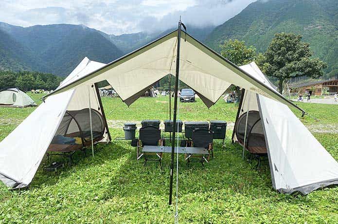 両側を跳ね上げたテント
