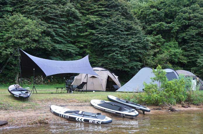 湖畔に置いたSUPとキャンプサイト