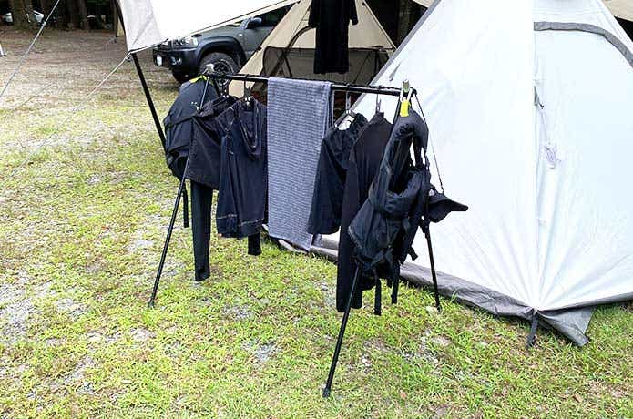 水着をかけたアウトドアハンガーラック