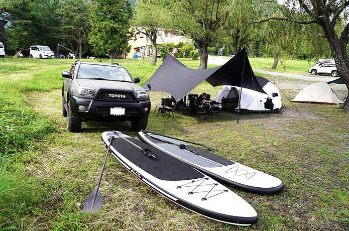SUPを置いたテントサイト