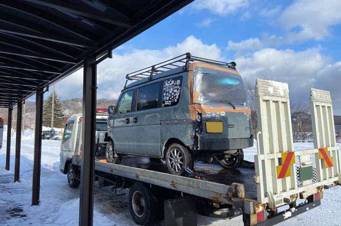 レッカーされる事故車